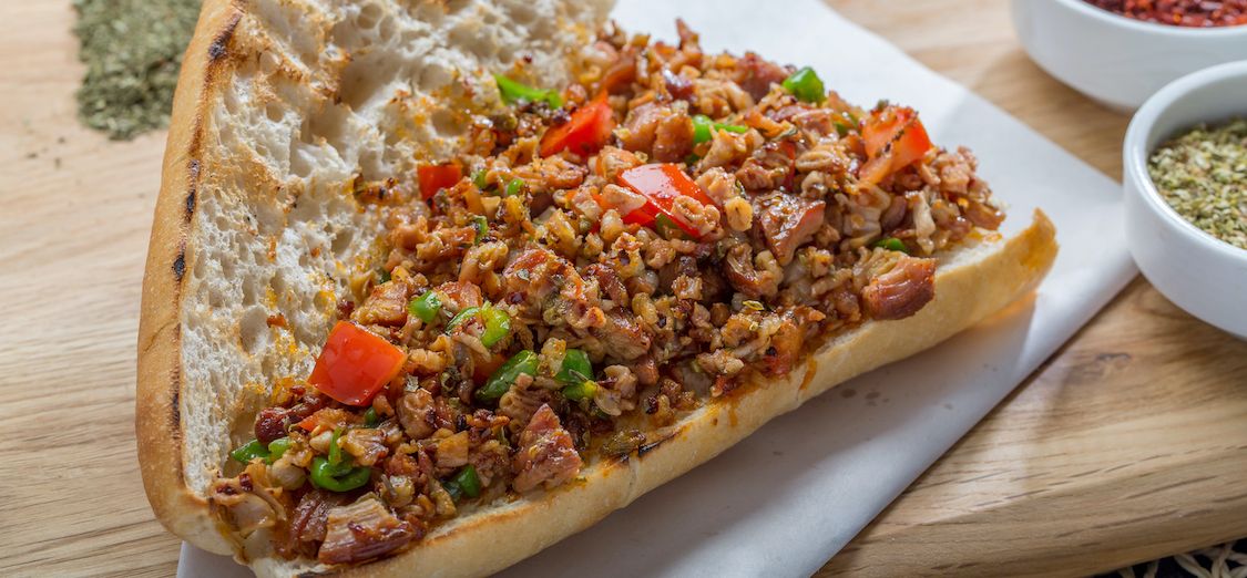 Yarım Ekmek Arası Domatesli Soğanlı Kokoreç